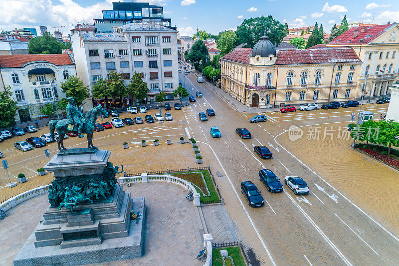 保加利亚议会大楼和沙皇解放者纪念碑的广角镜头(保加利亚:Паметник на Цар Освободител)
